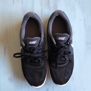 Nike revolution 3
